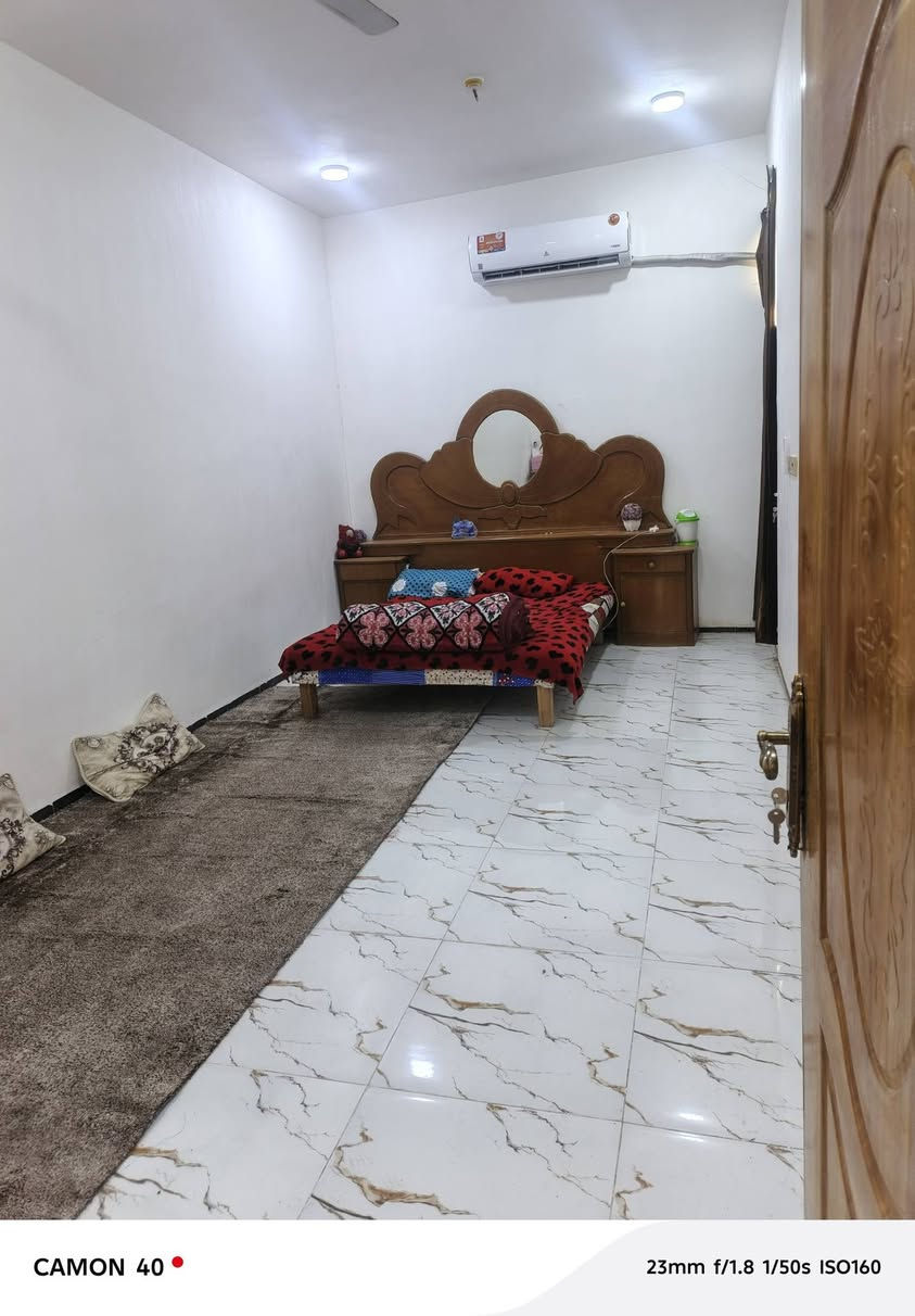 سلام عليكم بيت مجمع الدلة في كربلاء قرب جامعه العميد المساحة ١٢٦ متر المجمع خدمات كامله يتكون غرفتان نوم استقبال و مطبخ و صاله يتكون ٣ صحيات بلوك العتبه شغل درجه أولى البيت جديد ما مسكون  سند ٢٥ قرار محكمه السعر ٩٥ بي مجال***********
