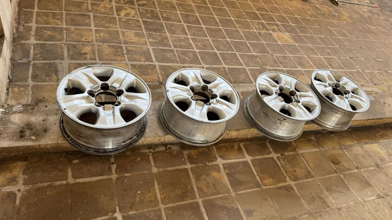 السلام عليكم ويلات مال لاندكروز 2007 ما بيهن شي جدد مكان النجف ***********
