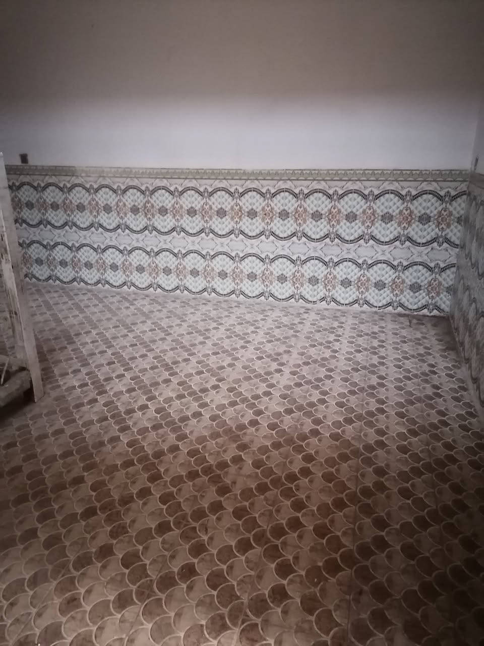 بيت للبيع ١٣٢ متر طابو صرف حر قرب جامع ام البنين غرفتين ومطبخ وصاله وبراني وساحه ***********
