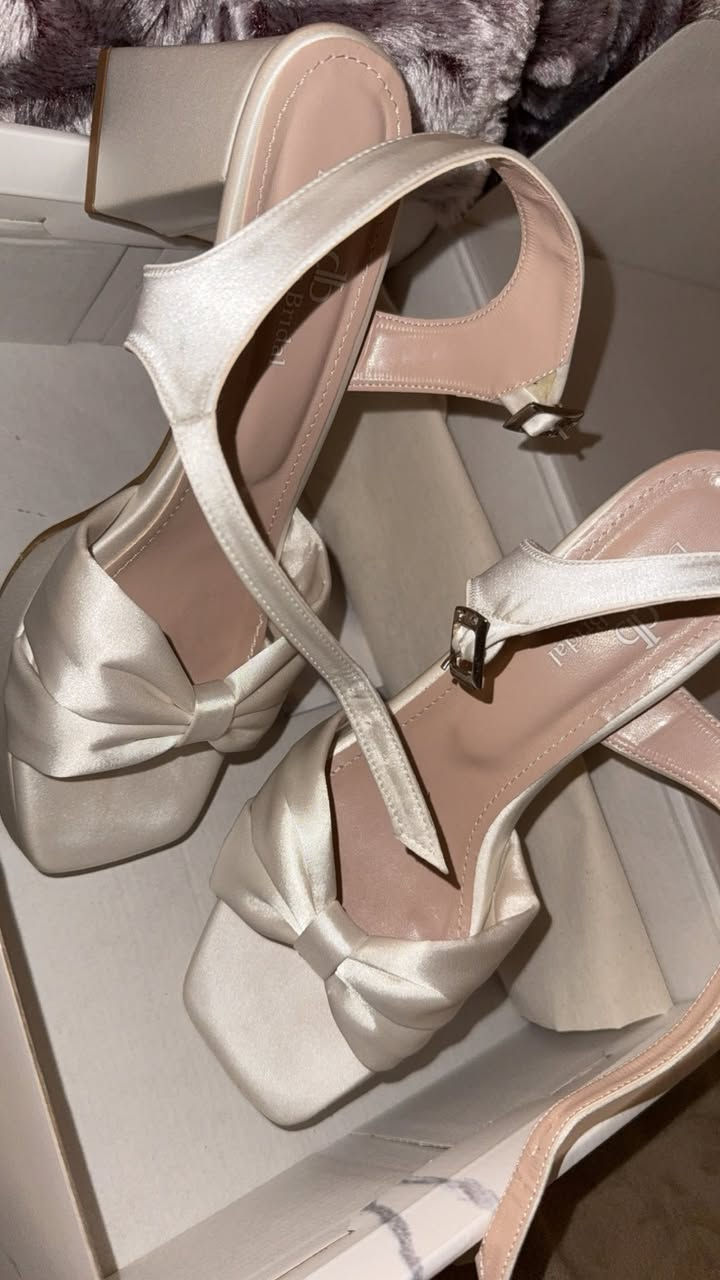 قياس ٣٨ للعرايس والخطوبات اليوم اخذته من فيروزة 
dundun bridal بالمنصور بناية منير مالابسته وطلع صغير عليه 
سعر ٧٥


**إذا كنت صاحب هذا الإعلان وتريد حذفه لأي سبب، رجاءا أرسل رسالة إلى الدعم الفني**