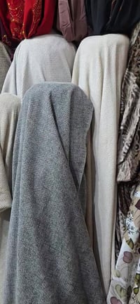 سڵاو لە هەموو لایەک . قوماشەکانی ناو دوکانەکەم سەرجەمی بۆ فرۆشتن بە سی...