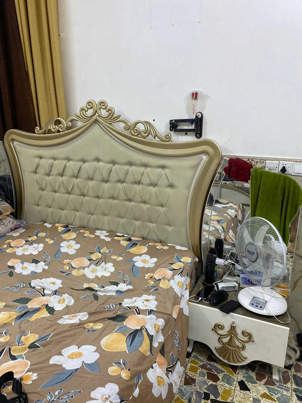 غرفه اخشاب مستخدمه اشتريناها مليونين 
سعرها 850 الف 
للاستفسار ***********
