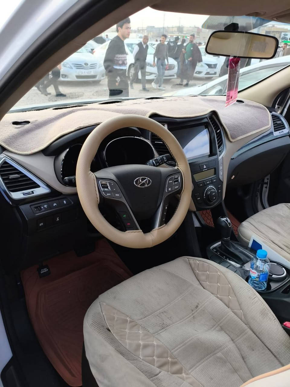 السلام عليكم سنتافي 2016 مكفوله ما عده ضربه خفيفه بل سبايدر الخلفي ورصعات بصندوك  السياره ماشيه ٢٦ الف الزياره كلش نضيفه اخت الزيرو للتصال *********** السعر 215
