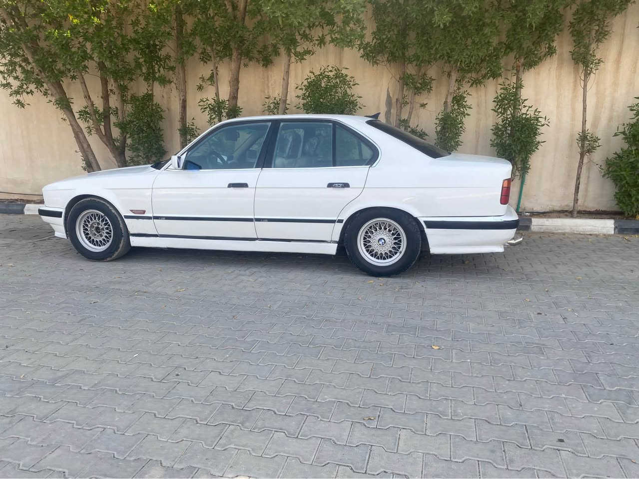 سلام عليكم 
BMW - E35- 520 - مديل 1990
سياره حلوه ونصبتها تخبل 
نقوصات السياره تبريد ونقص فقط كمبريسر 
حداده 60/100 
مكينه مفتوح كير جديد قبل فتره شاده 
تايرات جدد ويل خليه 
دواخل بيجي 
تنته جام امامي كهرباء 
كهربائيات كلها شغاله
كلوبات صالون اشاير سكن كله شغال 
سياره يحتاجله ترتيب مال واحد جناي 
مصبوغه عام للجماليه فقط بدون ضربه بدون خياسات 
مكان السياره البصره قضاء القرنه 
بتحديد بني منصور 
رقمي *********** تتواصل وياي علنت ما تحصلني 
سعر سياره 43 وبيه مجال للطيبين ويدللون 
واذا مو شراي لا توصلني المدينة, البصرة
