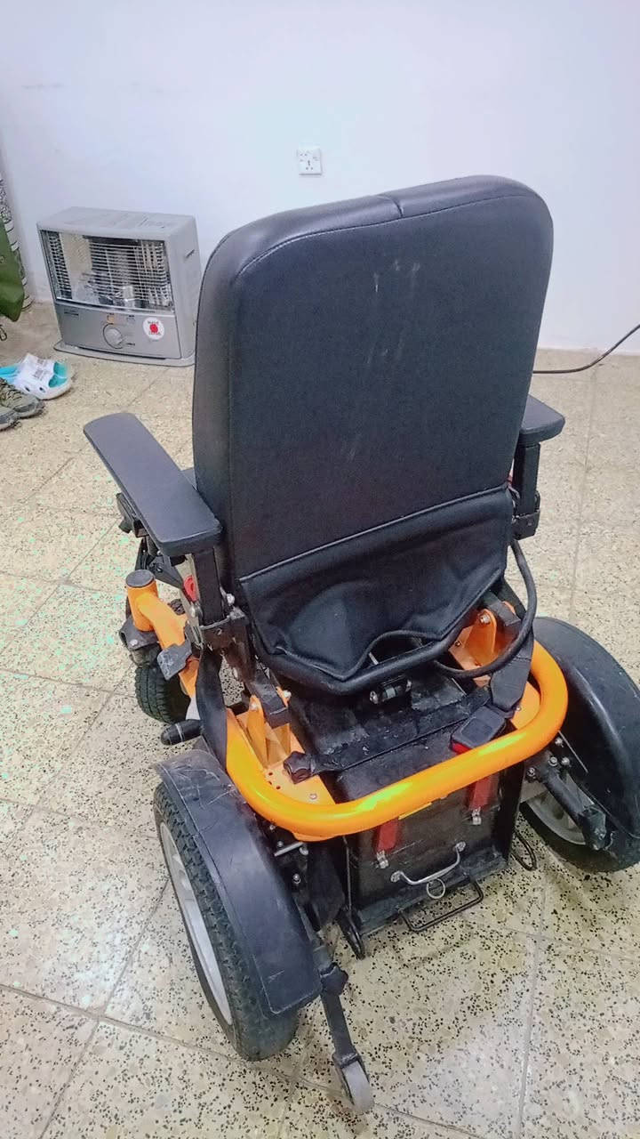 كراسي متحركة عدد اثنين مستعملات شي قليل  واحد كبير والثاني ازغر بقليل يتحمل اوزان من 120كيلو الا 150كيلووو،،،،،
سعر الكبير 400الف
الصغير 350الف
للتواصل***********
