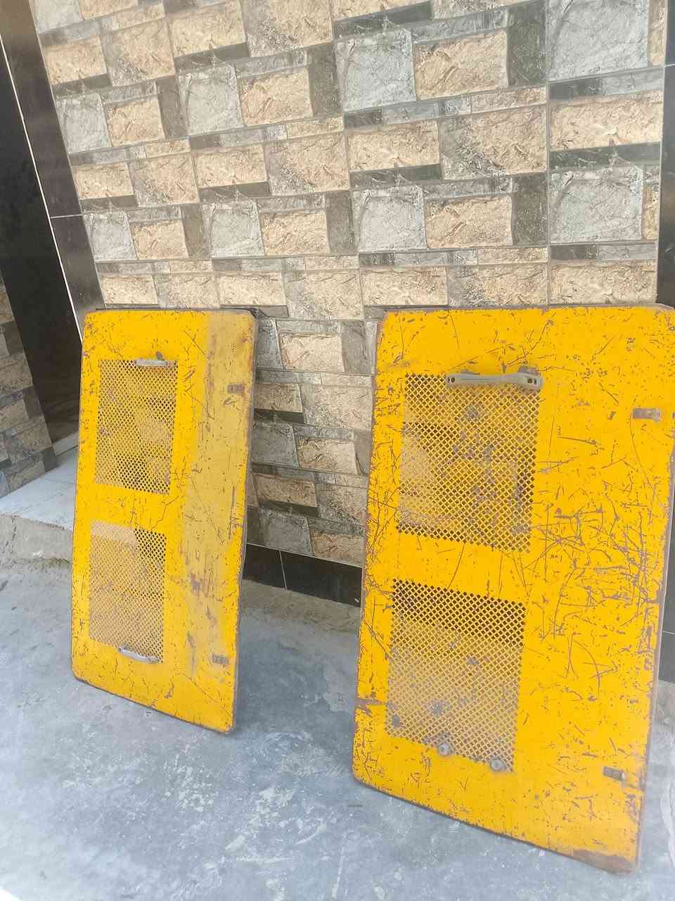 ***********
