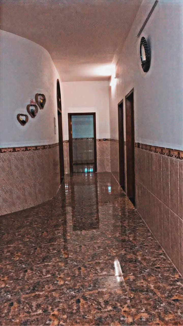 دار للبيع في القريه الجامعيه على خط السريع 
‏ مساحة  900 متر 
‏
‏الدار يتكون من استقبال + هول  +ثلاث غرف نوم +مطبخ حار بارد + مجمع صحيات 
‏
‏الطابق الثاني يتكون. من ثلاث غرف نوم + هول + مجمع صحيات.  
‏
‏واصل تبليط+ ماء + كهرباء+بلديه 
‏للاستفسار اتصال على رقم ***********الدار للبيع  
‏
