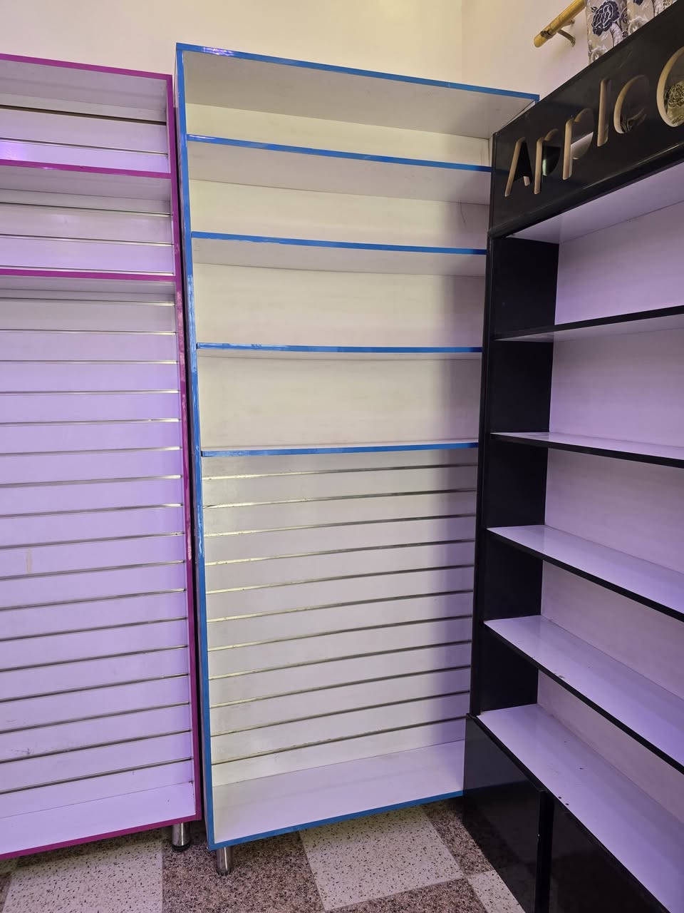فاترينات للبيع تفاصيل داخل الفديو 
مكان نجف حي النداء 
***********
