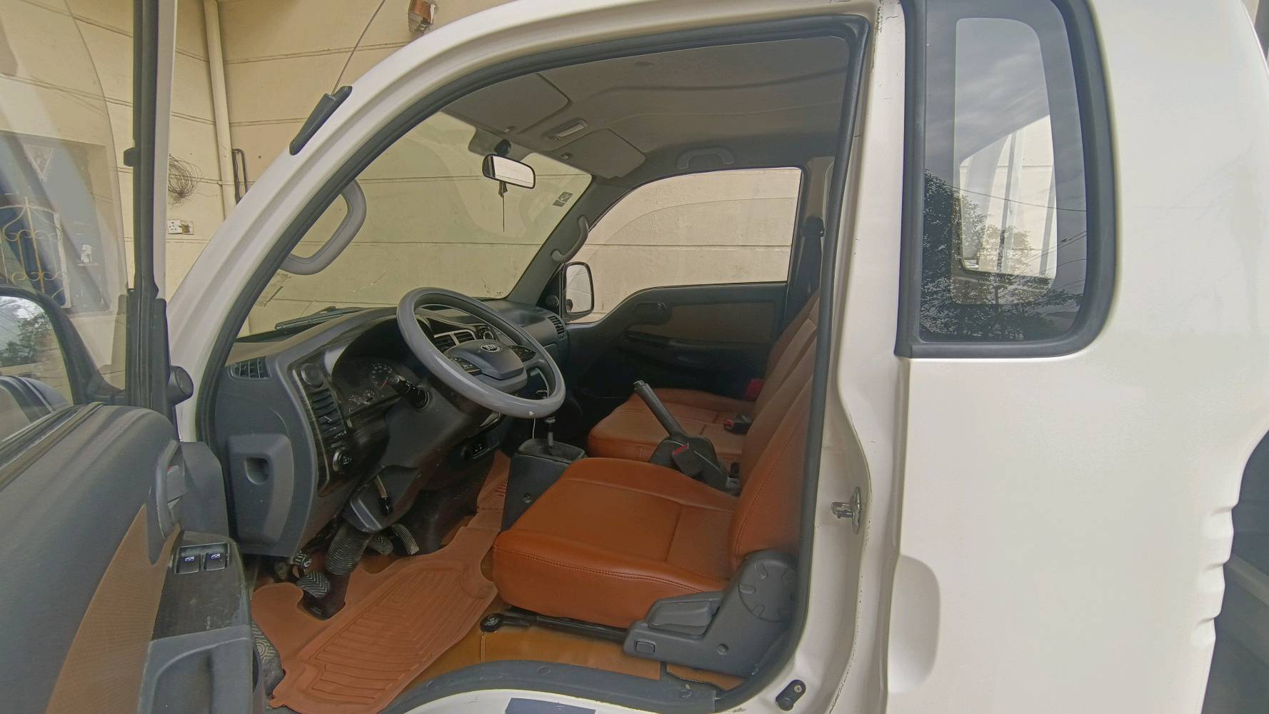 كيا بنكو موديل 2019 محرك 2700 مفتوح 
مكفولة كفالة عامة من ضربة وكص وصبغ وتبديل صبغ دوسات فقط 
محرك كير اكسن مكفول 
شاصي مكفول 
تخم تاير امامي خلفي جدد 
جاهزة من كل النواحي 
رقم واسط انكليزي تحويل مباشر 
السعر 120 $ وبي مجال 
مكاني بغداد مدينة الصدر الاورفلي 
رقم الهاتف ***********


