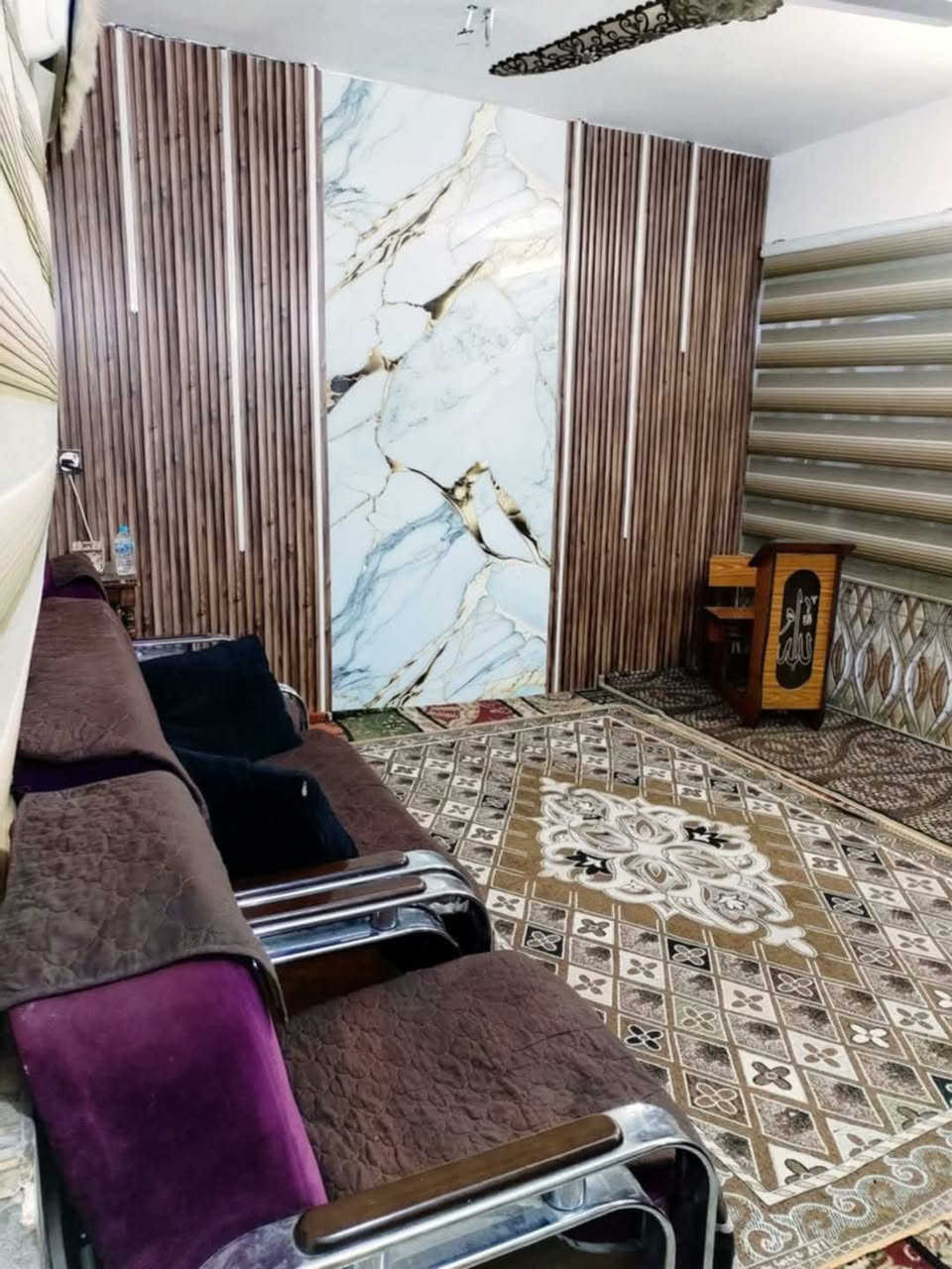 السلام عليكم بيت 50 متر للبيع شارع الغربي مقابيل قطاع السابع قرب اسواق 24 ساعه يحتوي البيت من استقبال كبير ومطبخ ومطبخ حار والطابق الثاني يحتوي من غرفه كبيره وحولي وحمام والطابق الثالث بيتونه وسطح شتايگر للاستفسار الاتصال على الرقم ***********
