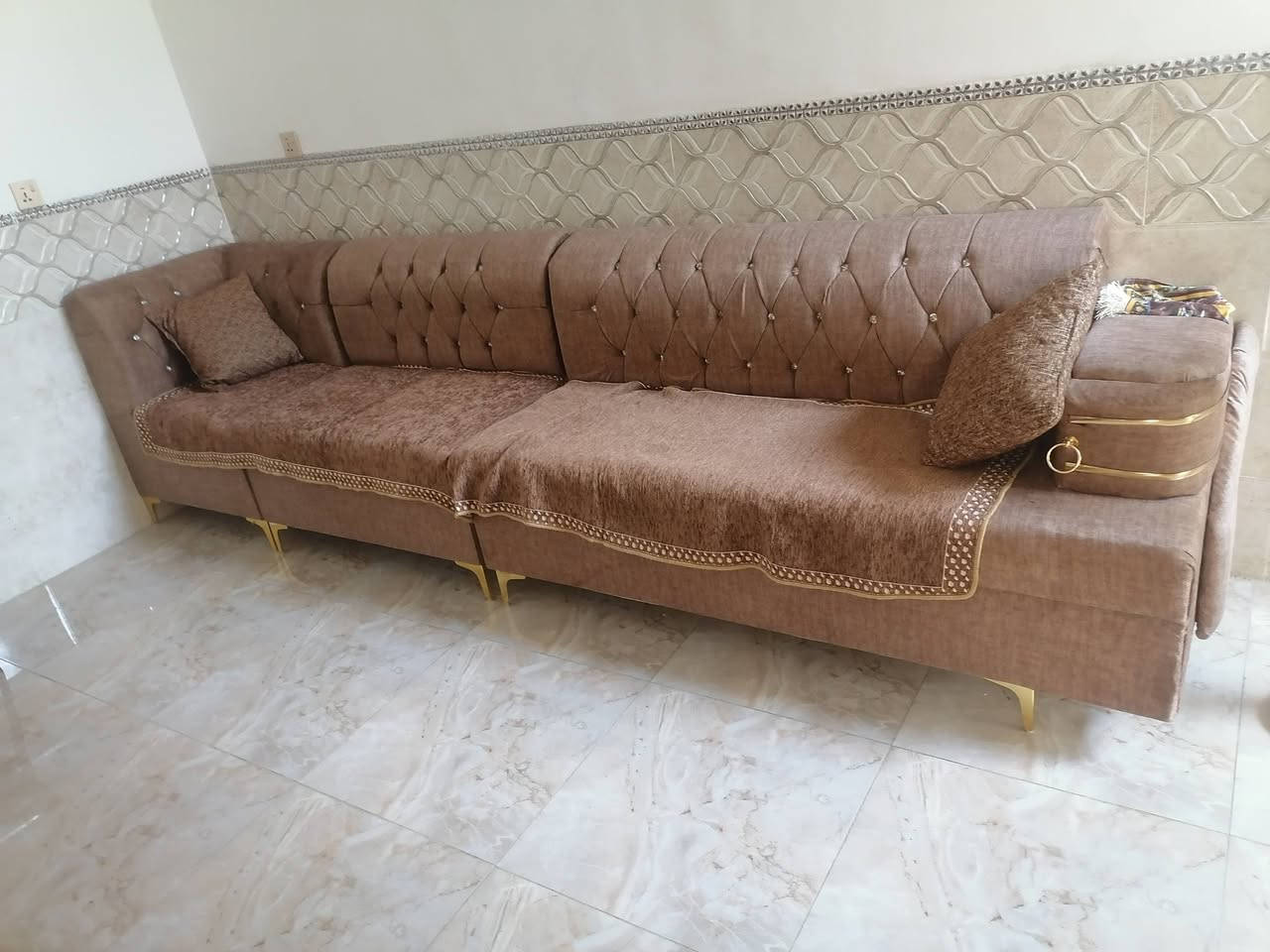سلام عليكم ديوان لبيع اخو جديد قبل شهرين من اشتريته سعر ٥٠٠ بي مجال قليل رقم تلفان *********** مكان العباره يم خرنابات ١١ مقعد
