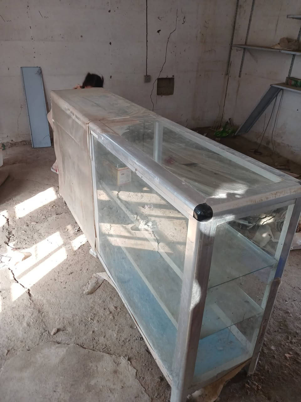 سلام عليكم اخوان ميز المنيوم
شغله درجه اولى كوله جام عرض 2م وارتفاع١٢٠
بي فقط جامه اماميه مكسوره وجديد كلش استعمال قليل 
مكان كوفه وبخدمه الشراي ***********
