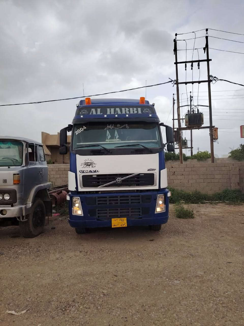 السلام عليكم فالفو 2004 سنكل امامي  مربوط نساف 3دناكير دبل تاير مراوس بكلابه حسب القناعه الرقم  ***********
