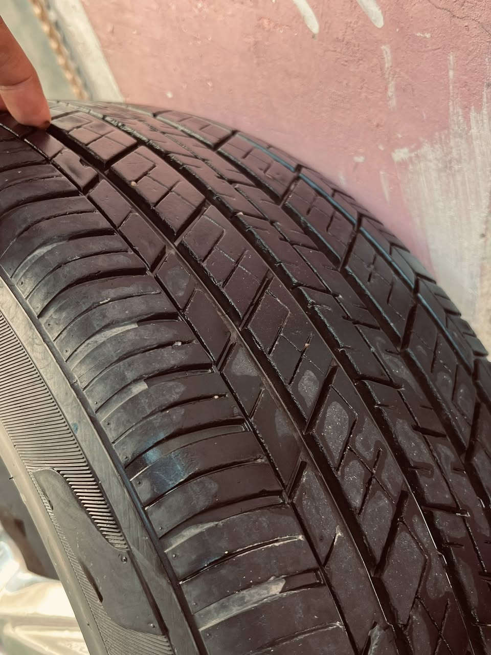 قياس ١٨ يرهم كوري وياباني وامريكي فورد شوفر وعلى اغلب السيارات تقريبا
مع تخم تاير حجم ١٨ ٢٣٥ ٥٥ 

انتاج ٢٤

التايرات زوج جدد وزوج بيهن ملاحظة

الويل بدون عواج او تصليح او لحيم 

واحد منهم صارله فوك السنة بي فطر كلش ناعم وممأثر على شي والباقيات نضافتهن كدام العين 

حتى بلنص ماخذلهن مع حساسات 

السعر ٢٥٠ وبي مجال 

***********

مكان الدورة ابودشير
