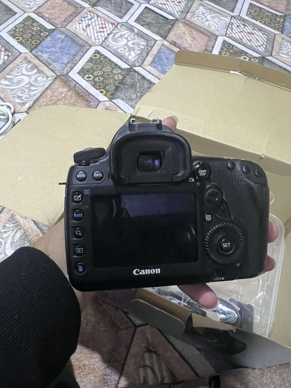 كانون 5Dm4 للبيع 
مع عدسة 24-105 
كامرة نظافة 85‎%‎
للتواصل 
***********
