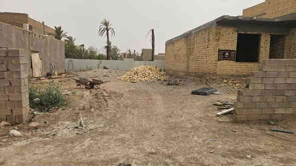 السلام عليكم اخوان بيوت للبيع معاهن قطعه مساحه القطعه 375 وبيت كامل مساحته 350 وهيكل   مساحته 250 شارحهن 14 متر مع الشارع مجاري المكان الطليعه الثالثه قرب مدرسه الامامين عالسريع اي استفسار على هذا ***********
