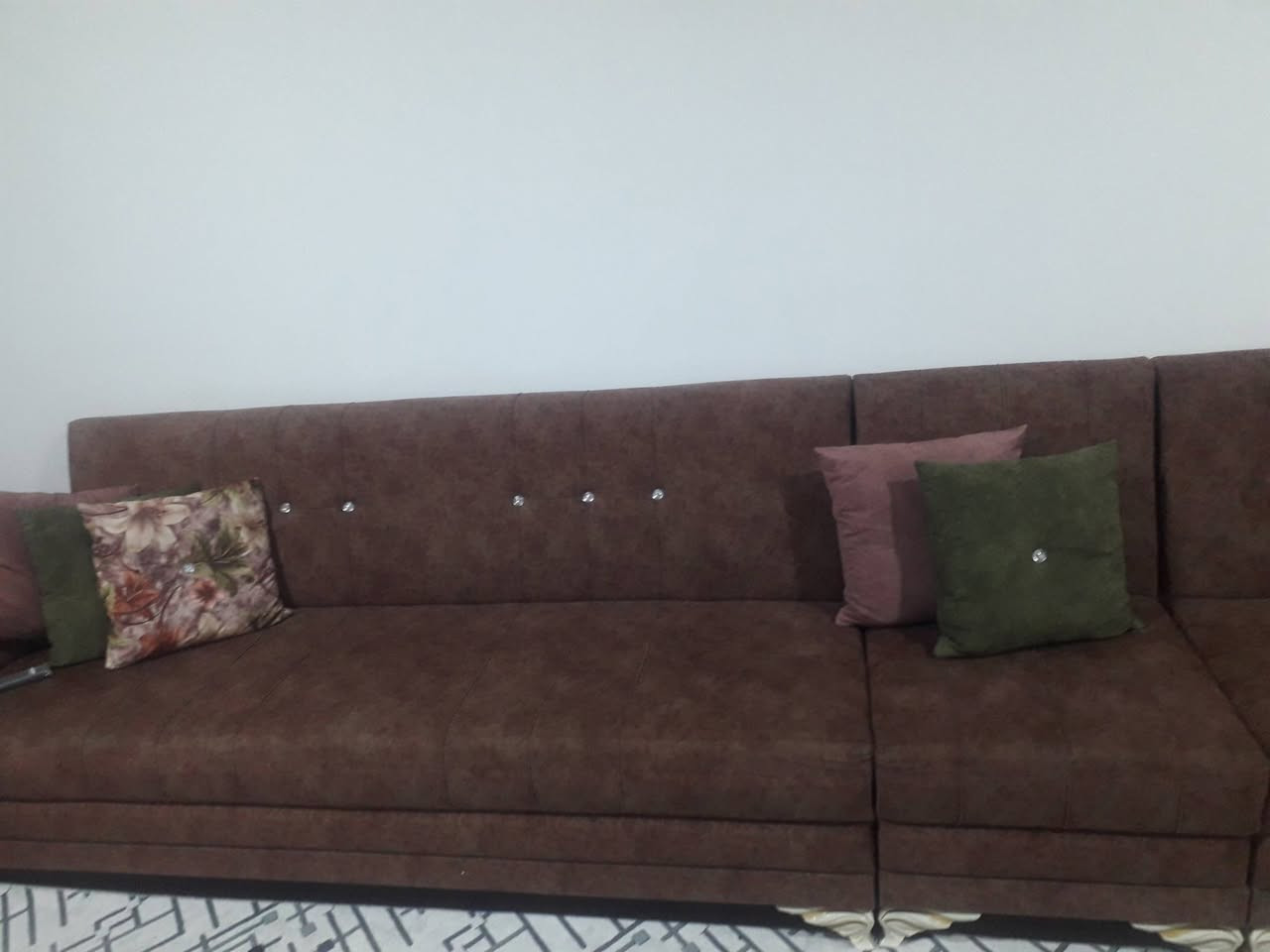 ديوان ١٠ نفر نظيف جدا ...للاسفسار ***********..داخل دهوك
