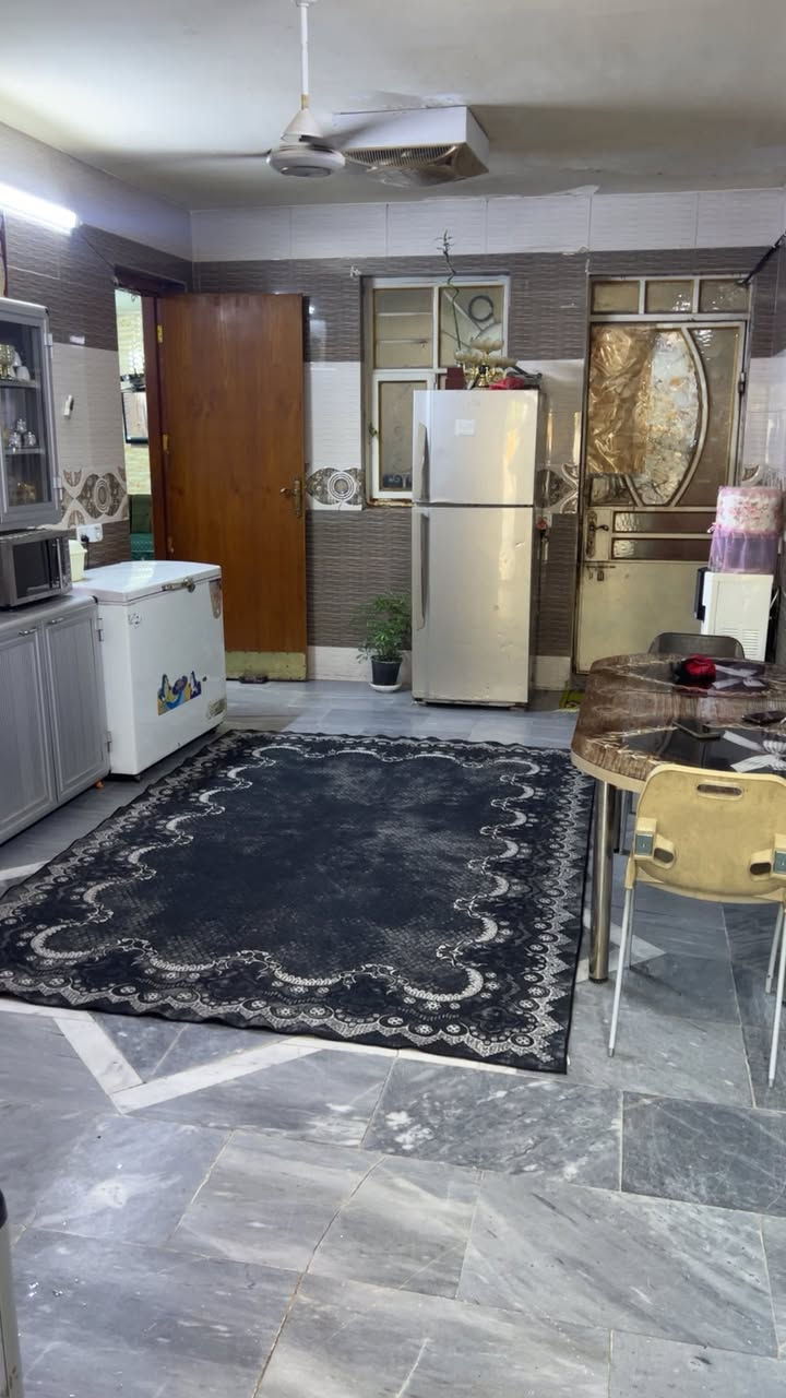 السلام عليكم بيت للبيع المساحه 200 متر العنوان / بغداد البلديات شارع المرور /***********
