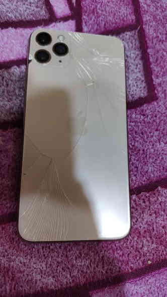 السلام عليكم ايفون 11 برو ماكس للبيع بسعر مناسب جدا 200الف وبي مجال الجهاز مبدل شاشه اصليه وبطاريه اصليه فقط الضهر مكسور مكان بصره كرمه علي لاستفسار (***********)
