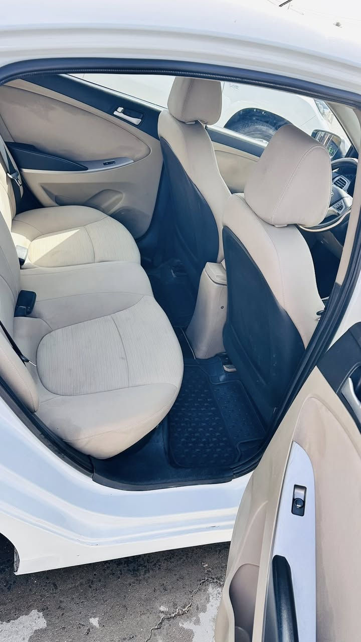 السلام عليكم
اكسنت 2016 كفاله عامه ما عدى الدواسات باسمي السياره فول مواصفات 
فتحه
تحكم ستيرن
كامره
محرك 1600
رقمي***********
