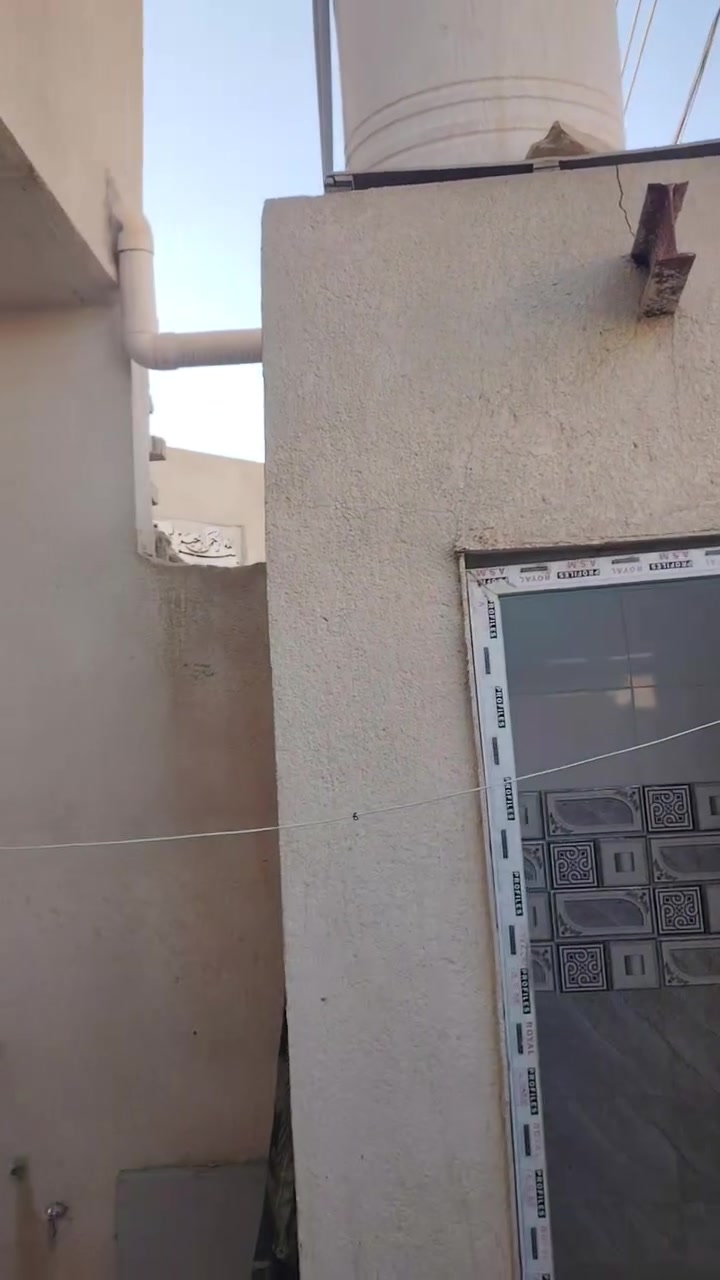 السلام عليكم بيت للبيع المساحة ١٠٠ متر حي الحسين الجديد دوانم ابو حوراء طابو سند ٢٥ حالين البيت فارغ ت *********** السعر مناسب
