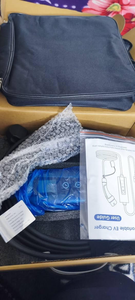 ط
شاحن سيارة كهربائية محمول (جديد لوك 📦)
​للبيع شاحن EV محمول ذكي، مستورد (أمازون)، بحالة الوكالة (جديد بكارتونه وغير مستخدم).
​✅ المواصفات الفنية:
​الحالة: جديد تماماً "لوك" مع الكارتون والحقيبة الأصلية وكتيب التعليمات.
​القدرة: يصل إلى 16 أمبير (شحن سريع ومنزلي آمن).
​المنفذ (الفيشة): نوع Type 2 العالمي (مناسب لسيارات ID4, ID6, Mercedes, BMW, Tesla والسيارات الهجينة).
​التحكم الذكي: يحتوي على شاشة LCD لعرض (الفولتية، التيار، درجة الحرارة، وكمية الطاقة المشحونة).
​المميزات:
​أزرار للتحكم بالأمبير وتعديله حسب قوة كهرباء البيت.
​خاصية Timer (مؤقت) لضبط وقت بدء الشحن تلقائياً.
​حماية متكاملة من الارتفاع المفاجئ في التيار والحرارة.
​التوصيل: قابس ثلاثي (UK Plug) يركب مباشرة على النقاط المنزلية في العراق.
​📦 الملحقات: الكارتون الأصلي، حقيبة حمل متينة ضد الماء، دليل المستخدم.
​💰 السعر: ١٢٥


**إذا كنت صاحب هذا الإعلان وتريد حذفه لأي سبب، رجاءا أرسل رسالة إلى الدعم الفني**
