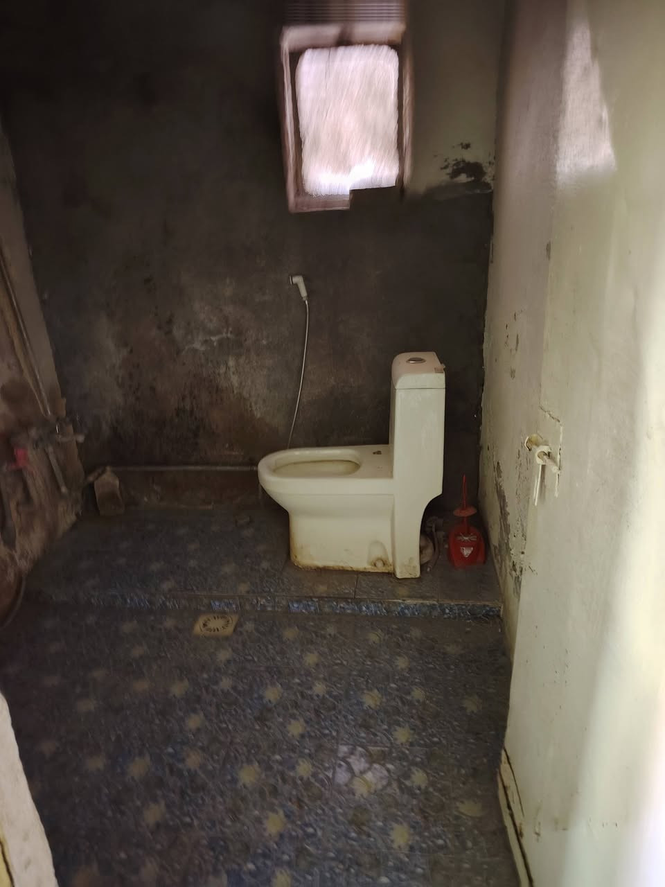 دار للبيع
المساحه 100 طابو صرف 
الواجهه 5متر. طابقين ننظيف جدا
طابق الارضي غرف نوم وهول استقبال ومطبخ وصحيات وكراج
طابق ثاني غرف نوم
الموقع حي العسكري /شارع 30 قرب مركز شرطه المنتصر
مراجعه مكتب الأهرام لعقار والمقالات شارع 60قرب مجمع الضامن الطبي *********** بيه واتساب ***********
