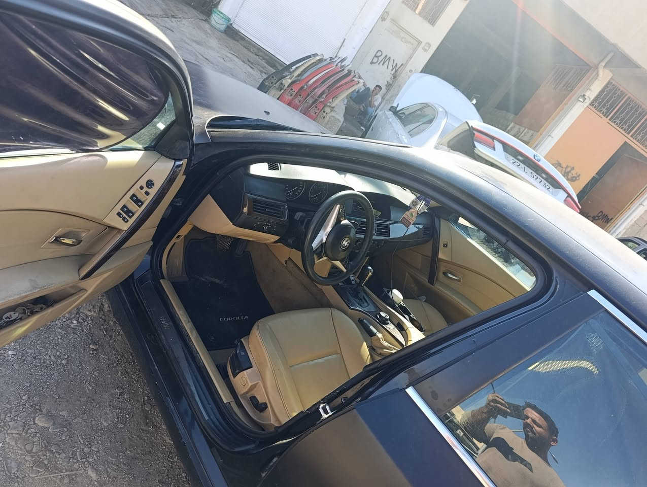 السلام عليكم 
بي ام E60 2007 
حجم 525 كاز N57
مكان كركوك مستعجل عل بيعه 
مواصفاتها معروفه فول بس مو سلايت 
مصبوغه طافي عام بدون حادث شرط 
تمخم تاير وصدر خلفي امامي جديد
باتري جديد
سياره جاهزه شغاله وين ماتريد روح بيها
تبريد شغال سياقتها اتخبل ناعمه 
فقط بيها شوي دخان ماعؤف شنو خللها ماعندي مجال لان عندي بناء 
السعر 75 بي مجال بلاش سعرها
رقم تلفون ***********
