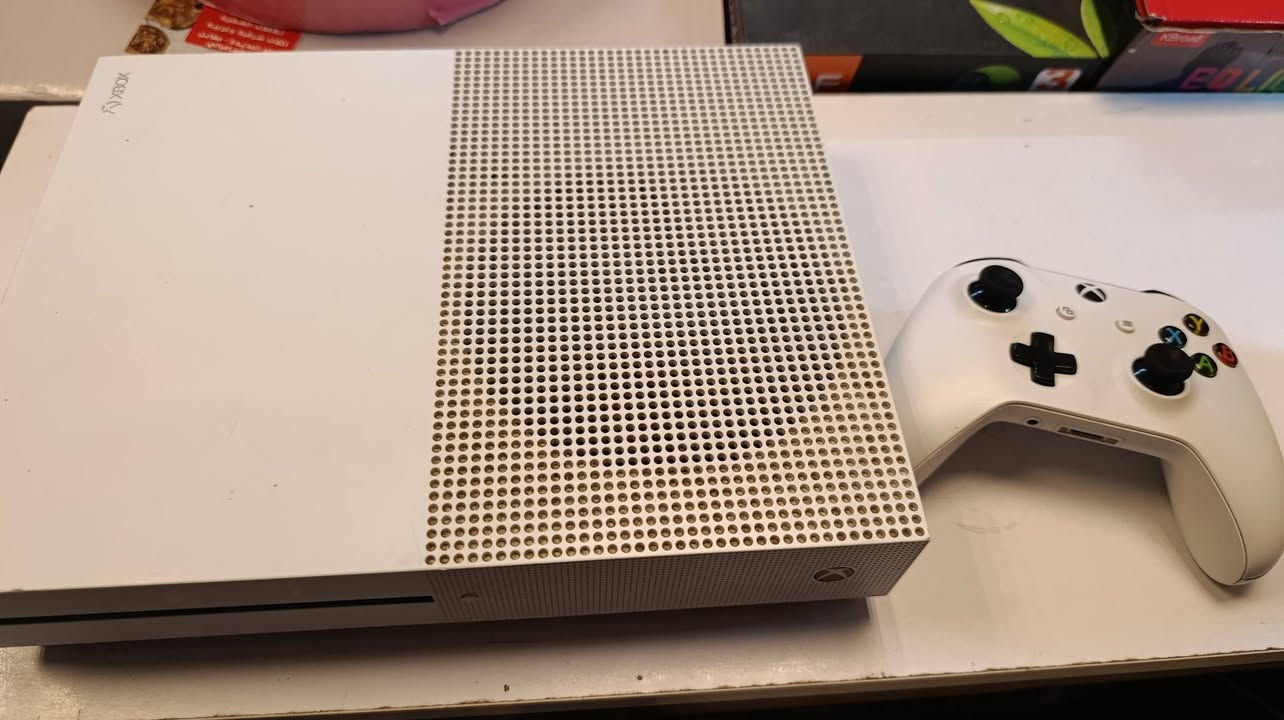 ​🎮 للبيع: Xbox One S - بحالة ممتازة جداً 🎮
المواصفات المميزة:

​الموديل: Xbox One S (النسخة النحيفة).

​الذاكرة: 500 جيجابايت.

​الحالة: نظافة الجهاز 95%، استخدام قليل جداً (شبه جديد).

​الضمان الشخصي: الجهاز شغال 100% وغير مفتوح للتصليح نهائياً.

​الملحقات: اليد الأصلية (نظيفة جداً وبأداء ممتاز) + كافة الأسلاك والملحقات الأصلية.

​التفاصيل المالية والموقع:

​السعر: 230,000 دينار عراقي.

​الموقع: بغداد - بغداد الجديدة.

​للتواصل والاستفسار:

📞 الاتصال أو مراسلة واتساب على الرقم: ***********
