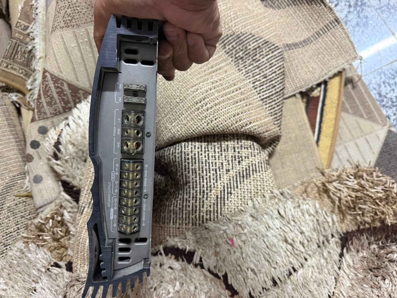 سلام عليكم مضغم صوت امبليفاير JVC مستعمل شي قليل شرط الفحص ما مفتوح ولا مصلح بعده شركة 4 مخارج يعني يشغل سماعتين بيضوية ودمام ***********
 السعر 100 وبي مجال بسيط
