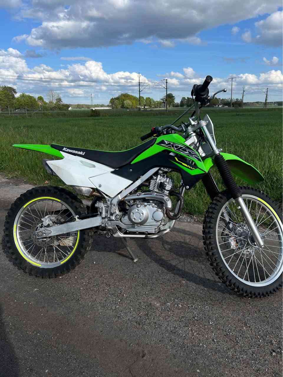 Hej!
Riktigt fin Kawasaki KLX 140 till salu, större modellen, med större hjul. 140 cc, 80 cm sitthöjd, 5 stegs växellåda med koppling och elektrisk start. Svingarm i aluminium vilket gör den lätt. Riktigt smidigt maskin, den passar nybörjare men även de mer erfarna upp till 175 cm längd. 

Vid infö .Ring mig
+46720287640
+46709960016 Hässelby, AB


**إذا كنت صاحب هذا الإعلان وتريد حذفه لأي سبب، رجاءا أرسل رسالة إلى الدعم الفني**