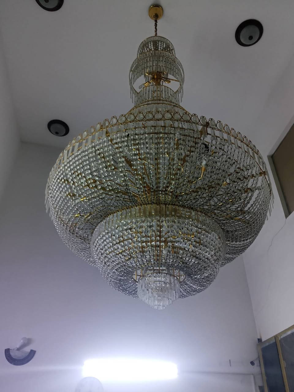 ثريه البيع الطول 3مترات العرض 2مترتين مكاني بغداد الشعب سعر 10ورقات ***********
