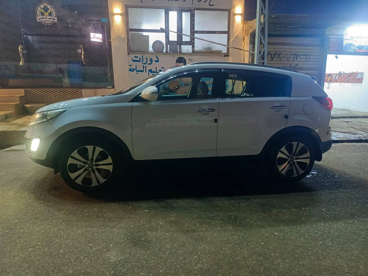 السلام عليكم
سبورتج 2011 سيارة حيل نضيفة احلى من الصوره 
بيها نص باب اليمين صبغ فقط بدون بارد طخم تاير جديد الصدر الامامي جديد الخلفي جديد السيارة مالبيت مواصفات كدام العين معروفة بانوراما 
تفاصيل اكثر اتصال على الهاتف ‭0751 778 9642‬
العنوان الموصل
