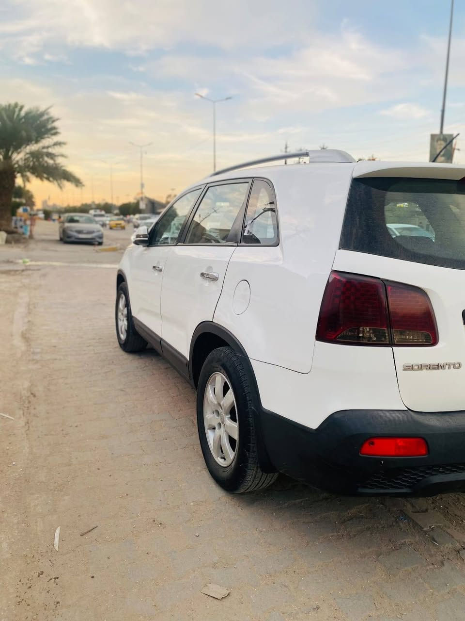 السلام عليكم للبيع سياره سورنتو خليجي موديل 2012 رقم شمالي مواصفات مري شفط تحكم ستيرن شاير مري مكينه 4 سلندر تلاث قطع تبريد 7راكب شاشه السياره بيه فقط صبغ حزام 
السياره احله من الصوره مكينه خير من الله 
السعر 135وبيه مجال مكانه كربلاء رقم الهاتف ***********
