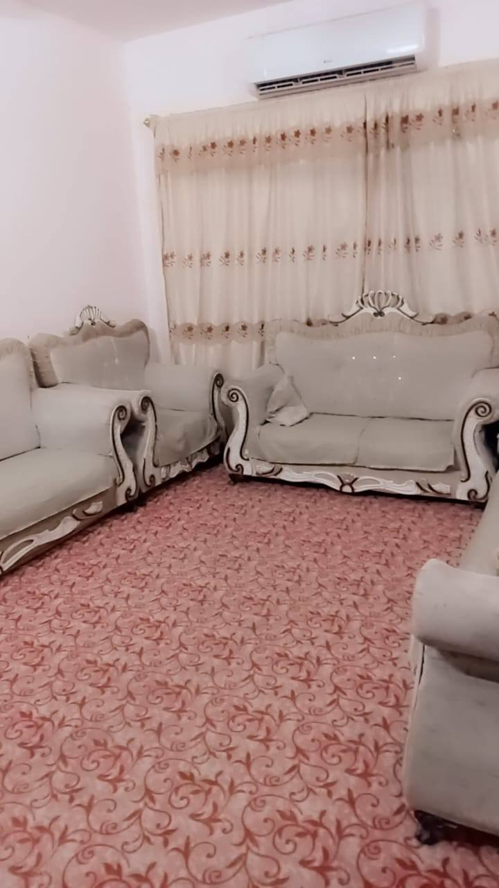 سلام عليكم بيت للبيع مساحه 135 ديوانيه خلف بانزين خانه الشموس يتكون البيت من غرفه وصاله وبراني ومطبخ وصحيات وممر بل مره ع طول البيت والصطح اشتايكر السعر خاص والاستفسار اكثر ***********
