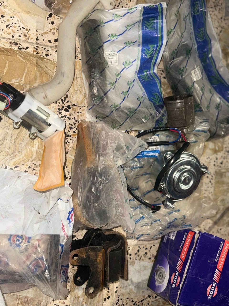 السلام عليكم 
غراض سايبا بيهن مستعمل وبيهن جديد 
ماطور مروحه سايبا/جديد 
جوينات مال راديتر الفوك والجوه/جديد 
قاعده فيت بم مع طوافه كامل/جديد 
بلكات/مستعمل 
نوزلات شديتهن مره وحده وفتحتهن/مستعمل 
اذان مال محرك وكير 3قطع/جدد 
وبعد هواي غراض وياهن 
كلهن شلع ب٧٥ الف 
العنوان الشعله *********** بي واتساب
