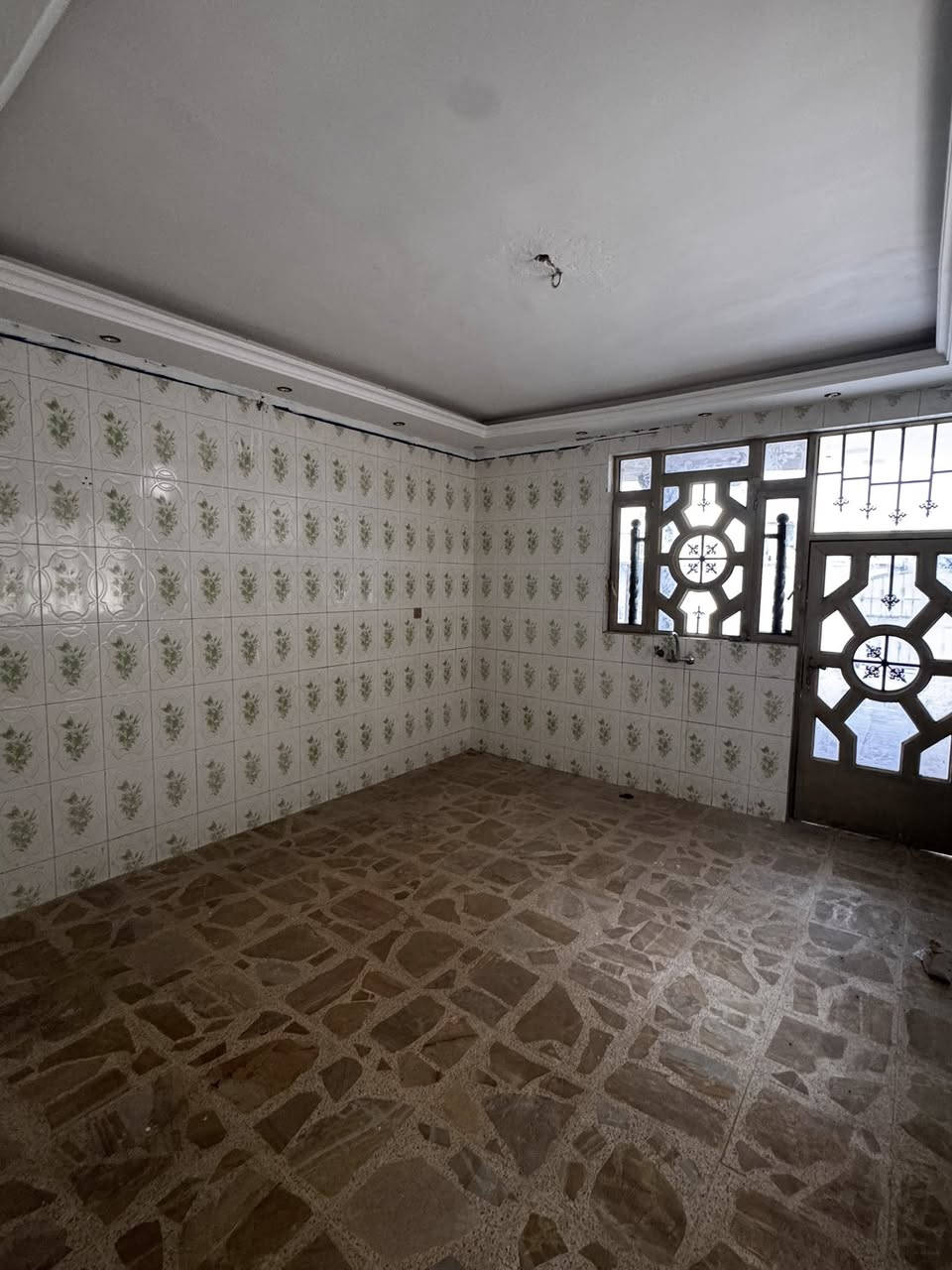 السلام عليكم
بيت للبيع في البانوراما 
طابو صرف بأسمي 
مساحة 250
واجهيه 10 نزال 25 
بناء جديد طابقين 
3 غرف نوم 
استقبال مطبخ 
صحيات داخل وخارج وانتو بكرامه 
للاستفسار اكثر 
***********
