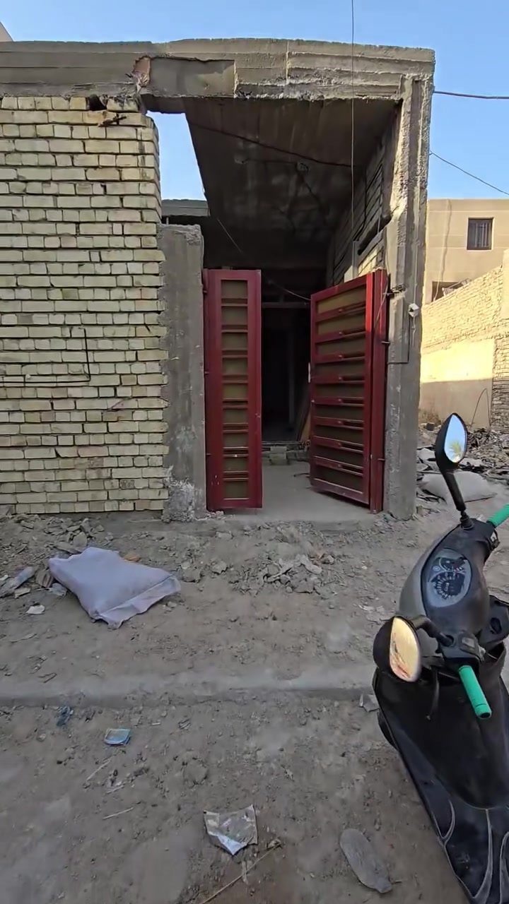سلام عليكم بيت طابق واحد للبيع في حي الجوادين مجاور مدرسه التقدم مساحه 100 واجه 5 نزال20 ستقبال 6 متر غرفه نوم 5 درج خارجي بيت ينجح ستثمار باقي تفاصيل بالفيديو السعر 200 مليون /***********/ ***********
