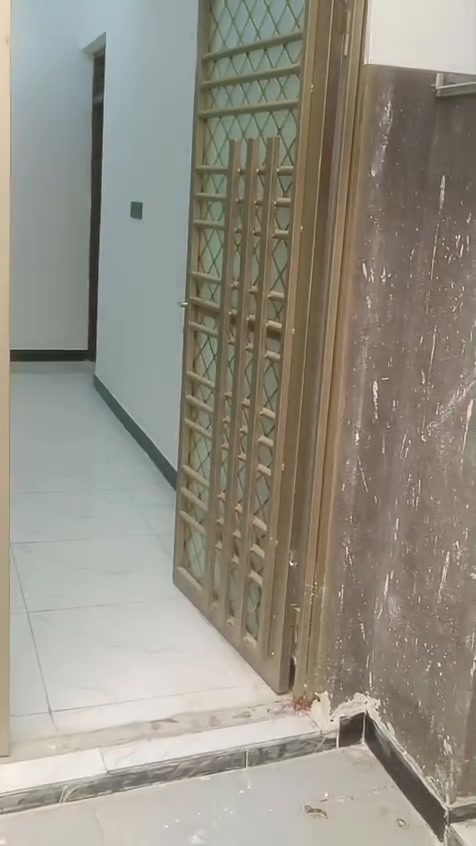 بيت للبيع 100 متر امامي رابع بيت عن الركن عن شارع 20 الرئيسي قرب المدارس الصينيه الابتدائيه والمتوسطه كافه الخدمات موجوده وسكن موجود بناء طابوك كونكريت مسلح غرفه وصاله وديوانيه ومنور وصحيات واستقبال البيت كامل جاهز للسكن ما بي اي نقص طابو صرف ثاني يوم المداور العنوان الكامل تضحيه نهايه الشارع العياده حي الكرامه السعر 107 رقم الهاتف ***********
