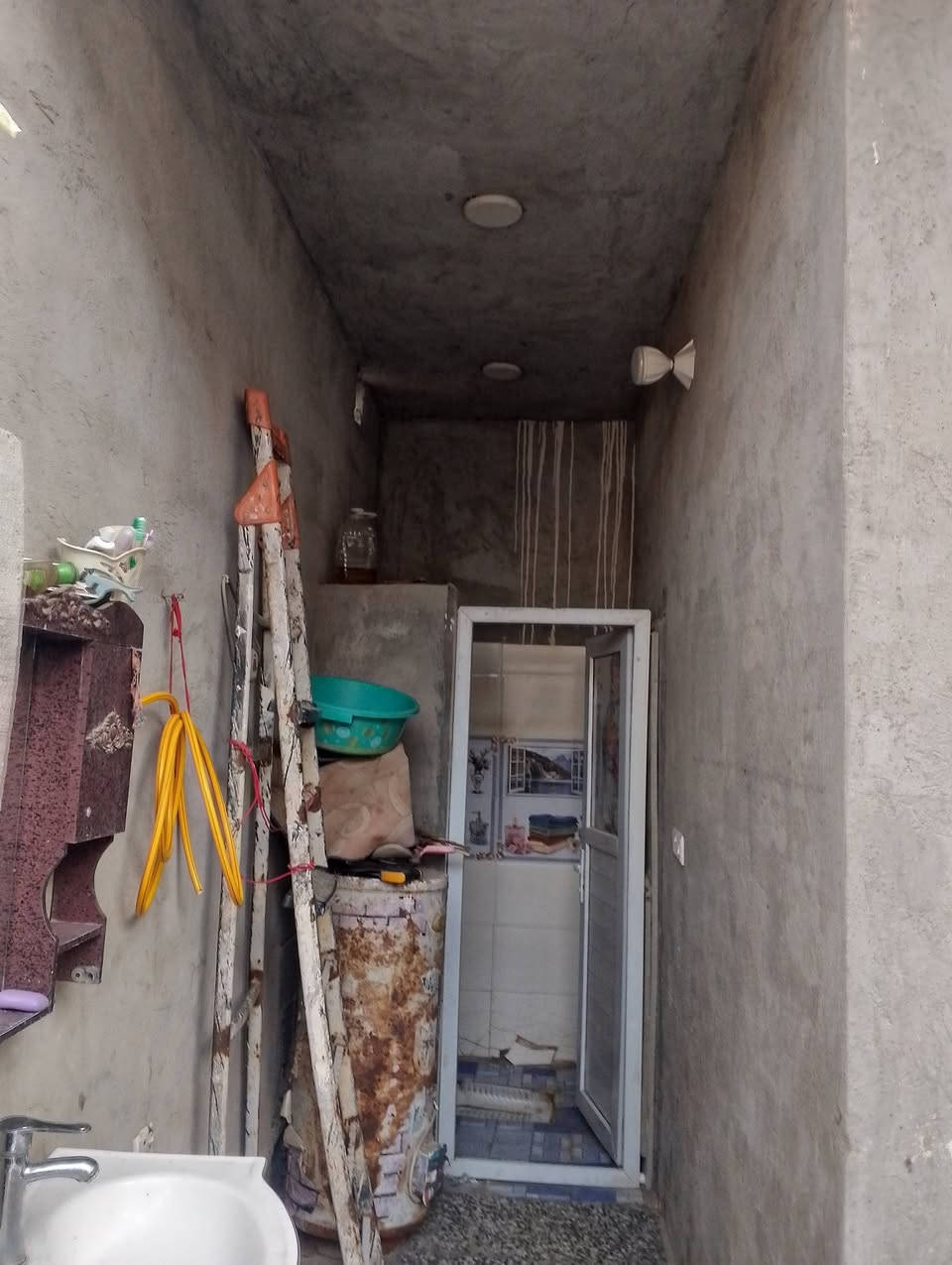 السلام عليكم
 دار سكن للبيع طابق ونص   في بغداد منطقة حي النصر  شارع الأول بحث العلمي بيت ركن مساحتة 180م السقف صب مسلح والارضية والجدران سيراميك ويتكون البيت من غرفتين نوم جوة وصالة واستقبال ومطبخ وصحيات داخلية وخارجية والطابق الثاني غرفتين هيكل ومرقم من قبل البلدية  الاستفسار الاتصال على هذا الرقم ***********
