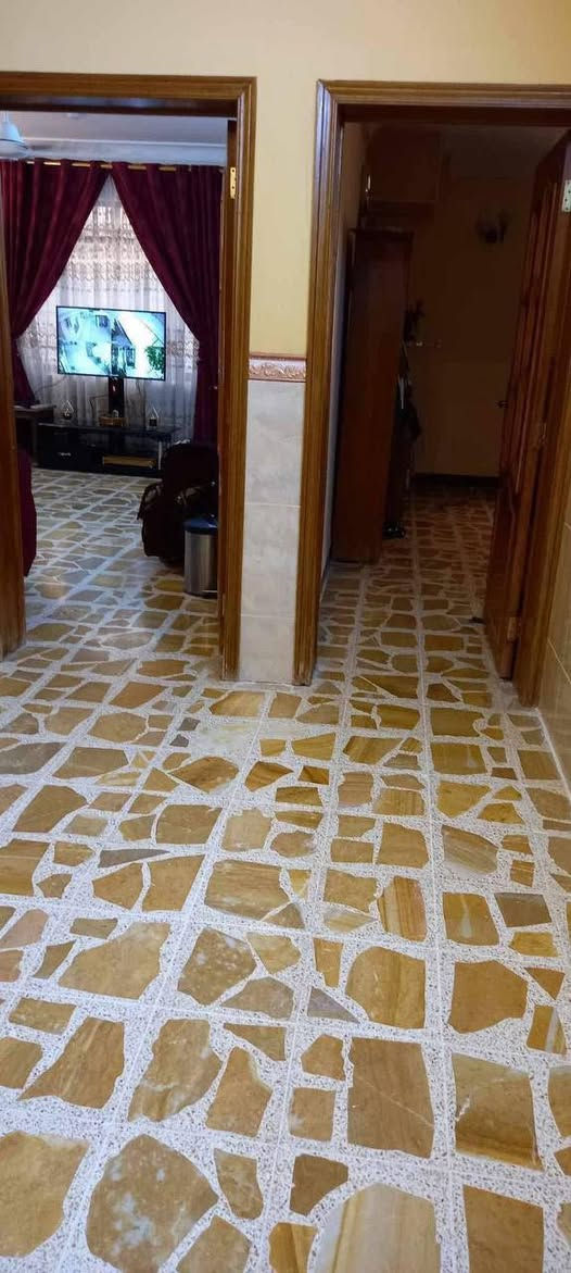 اعلان  20

دار للبيع مزارع الحدباء قرب جامع المصطفى 

460م ( 27م✖️17م ) طابقين استقبال هول اربع غرف سند زراعي حق التصرف 

💲السعر على تلغرام 
https://t.me/walidhamo
🏢 مكتب النجمة للعقار
📍 الموقع: بعويزة – قرب محطة السادة
📲 ***********
📲 ***********
