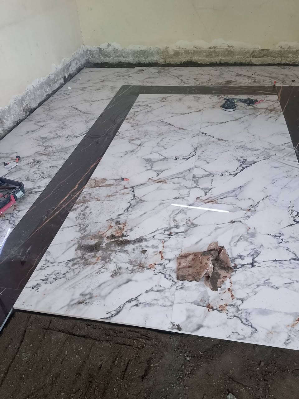 السلام عليكم اسطه كاشي متفرغ حالين شغل هندسي شرط ***********
