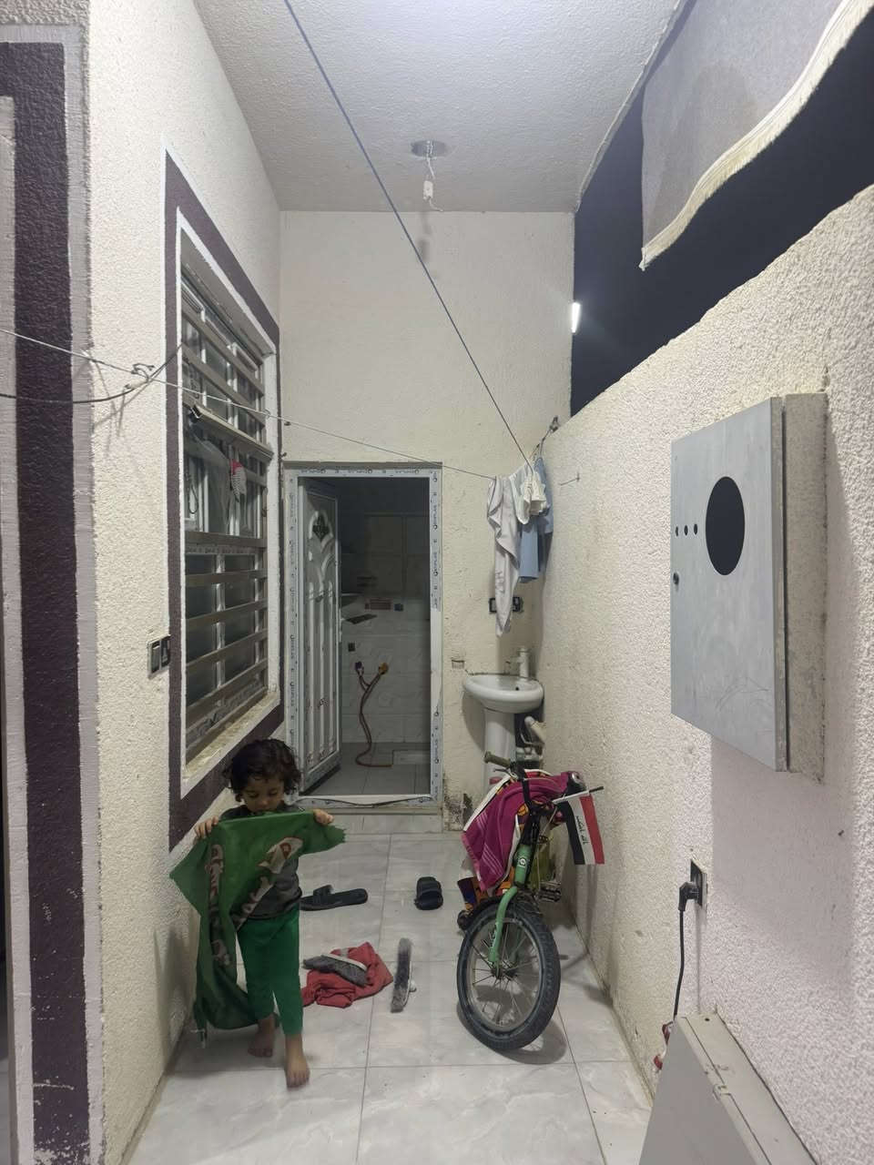 السلام عليكم دار للبيع في كربلاء المقدسه منطقة الشبانات شارع الشهيد اثير الزاملي. يبعد عن مرقد الإمام الحسين 3 كيلو وعن كنطرة السلام اقل 500 متر االمساحه 100 متر طابقين منفصل نضام شقق بناء حديث سنه 2025 كلش مرتب وشغل درجه أولى يصلح حسينيه عرض الشارع الفرعي 7.5 متر. الطابق الأرضي يتكون من غرفه واستقبال ومطبخ وصاله وحمامات داخليه وخارجيه. الطابق الثاني غرفة نوم واستقبال ومطبخ مفتوح ع الصاله وصحيات. جنس العقار 117 ومشمول بقرار 320 بتمليك الأراضي الزراعيه ومقدمين بي معامله كامله وحتى رقم احصائي بيها. السعر 85 مليون وقابل للتفاوض للتواصل ***********
