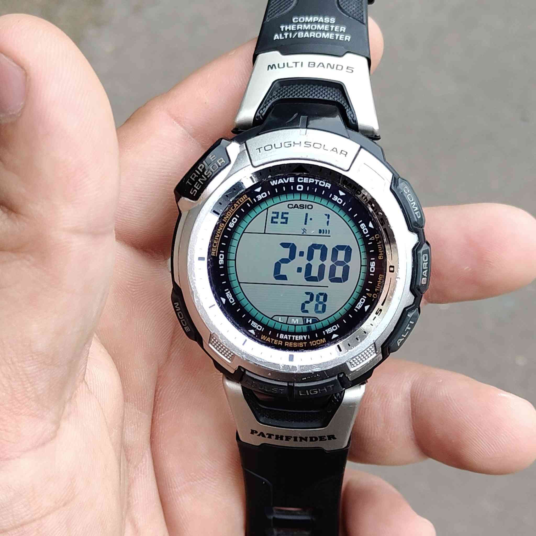 Casio Pathfinder PAW-1300
المواصفات 
• صناعة يابانية
• مكينة رقمية كوارتز Module 3070 .
• تعمل بالطاقة الشمسية Tough Solar .
• ضبط تلقائي للوقت بإشارات الموجات الذرية Multi-Band / Wave Ceptor .
• مقاومة ماء حتى 100 متر . 
• شاشة رقمية واضحة .
• إضاءة خلفية EL تلقائية عند لف المعصم .
• المقاس والحجم 
قطر الهيكل  47 مم .
 سمك الهيكل حوالي 11.5 مم تقريباً .
• وزن خفيف نسبيًا يناسب الاستخدام اليومي والميداني 

الوظائف 
• توقيت عالمي لمدن متعددة
• 5 منبهات يومية
• ستوب ووتش بدقة 1/100 ثانية .
• عدّاد تنازلي من دقيقة واحدة إلى 24 ساعة .
• تقويم تلقائي حتى سنة 2099 .
• تنسيقات 12/24 ساعة
• إشارة زمنية كل ساعة

المستشعرات 
• بوصلة رقمية تبين الاتجاهات بدقة 360 درجة .
• مقياس الارتفاع  Altimeter يقيس الارتفاع من –700 إلى 10,000 متر
• البارومتر Barometer . يقيس الضغط الجوي ويعطي رسم بياني للطقس .
• Thermometer يقيس الحرارة من –10 إلى 60 درجة مئوية .
• ذاكرة تحفظ قراءات الارتفاع وميل الضغط .

التصنيع والهيكل 
• هيكل خارجي من الراتنج قوي ومتين يناسب الأجواء القاسية 
• القطاء الخلفي ستانلس ستيل . 

السعر  215 ألف 
للإستفسار ***********
