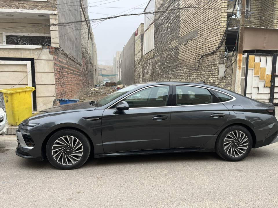 🚗 هيونداي سوناتا 2024 هايبرد 

ماشيه 19 الف ميل فقط ❗️❗️❗️❗️❗️❗️❗️❗️

 • محرك هايبرد اقتصادي + أداء ممتاز
 • جير أوتوماتيك 6 سرعات
 • استهلاك وقود منخفض جدًا 💰
 • شاشة كبيرة + كاميرا 360
 • أنظمة أمان متقدمة (مساعد فرامل الطوارئ – نقطة عمياء – تنبيه خروج عن المسار)
ضرر السياره سطحي وخفيف جدا وتم تبديل الابواب جهه الراكب نفس اللون صور الضرر مرفقه
السعر  198 ورقه وبيها مجال
‭٠٧٨٢ ٧٨٢ ٨٠٣٨‬
