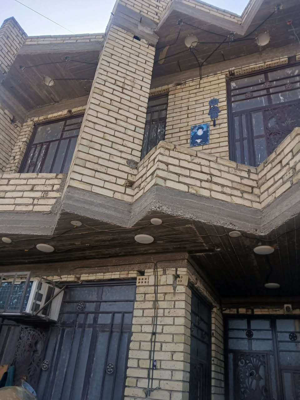 السلام عليكم 
بيت للبيع تجاري  على شارع الحشد 150 م رقم العقار 2473 مقابل ال 27 طابقين يتكون من ثلاثة غرفة نوم واستقبال ومطبخين وصالة بناء درجة أولى سعر 160 مليون 
للاستفسار  ***********
