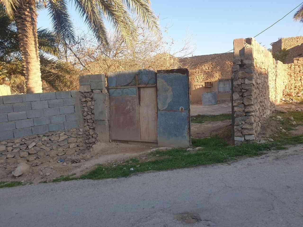 للبيع دار رقم مسجل في بلدية حقلانية 
 المساحة 
_______
425 متر مربع+ 175 فضلة المجموع 600 متر مربع

المواصفات
________
الواجهة ٢٤ م  ونزال ٢٥ م
الدار بناء  قديم شيلمان واصل كهرباء وماء 
وكما موضح في الصور

الموقع 
______
حقلانية بالقرب من  التانكي قرب مسجد المرتضى 

ملاحظة
_______
البيع بالنقد فقط
للاستفسار يرجى الاتصال على الأرقام التالية ***********
***********
مكتب عقارات الصفا
الانبار حديثة الحي العسكري قرب منفذ النواعير
