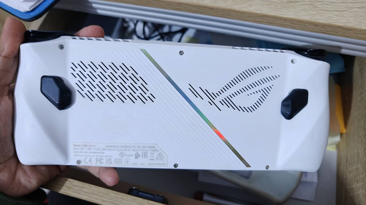 السلام عليكم
asus rog ally z1 extreme
روج اكستريم نضيف جدا 
كامل غراضة موجود سعره 560 الف سعر نهائي 
مكاني كربلاء حي الغدير و توصيل موجود 
*********** 
CPU: AMD Ryzen Z1 Extreme (8-Core / 16-Thread).

GPU: AMD Radeon RDNA 3 (8.6 Teraflops).

RAM: 16GB LPDDR5.

SSD: 512GB NVMe Gen 4.

Display: 7" Touch, 1080p, 120Hz, 500 nits.

OS: Windows 11 Home.

Weight: 608g.

Battery: 40Wh (65W Fast Charging).
