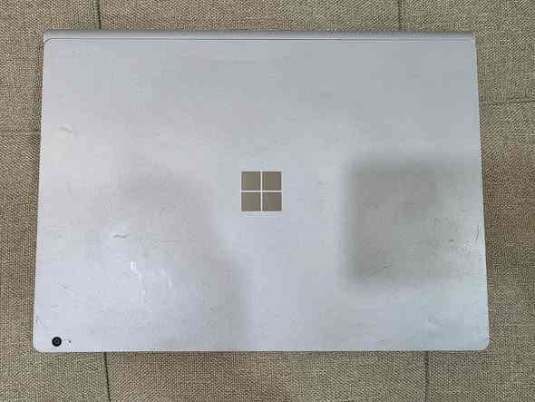 جهاز Microsoft Surface Book 3 القوي!
فرصة رائعة لاقتناء جهاز Surface Book 3 الفاخر والمميز بتصميم 2 في 1 (لابتوب وتابلت). مثالي للمصممين والمبرمجين والمحترفين الذين يحتاجون إلى قوة وأناقة!
​⭐️ أهم المواصفات:
​الموديل: Microsoft Surface Book 3
​المعالج: Core i7-10GPU (قوة الجيل العاشر).
​الرام (RAM): سعة ضخمة 16.0 غيغابايت.
​التخزين (SSD): هارد 256 غيغابايت (أداء سريع).
​كارت الشاشة المخصص (GPU):
​NVIDIA GTX 1650 Q-Max
​سعة 4 غيغابايت.
​أداء ممتاز في الجرافيكس والألعاب المتوسطة.
​حجم الشاشة: 13.5 إنش.
​⚠️ ملاحظة هامة وشفافة:
​البايوس (BIOS): محمي بكلمة سر غير معروفة.
​الأمر الجيد: يمكن تنصيب (فرمتة) الويندوز وإعادة تشغيله بكل سهولة دون أي مشكلة. هذا القفل لا يعيق الاستخدام اليومي أو تحديث النظام.
السعر 525الف 
يرجى تواصل على الارقام التالية 
***********
***********
