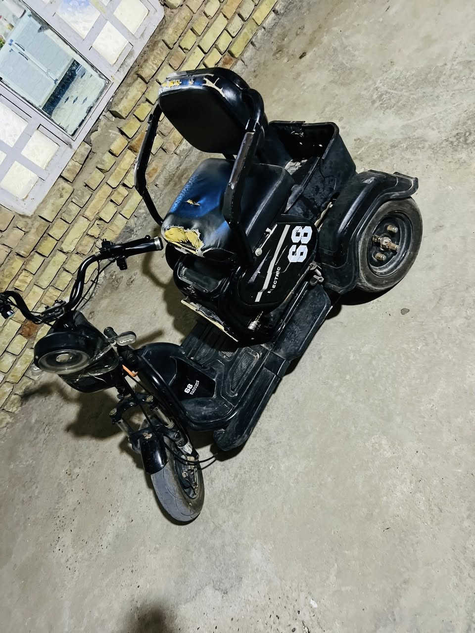 سلام عليكم دراجه شحن للبيع شغاله مابيها شي بريكات كله جديد عوزها بس بطاريات منفوخات بس حاليآ الدراجه تشتغل وتمشي السعر 250 وبيها مجال ***********. المكان بغداد سبع قصور
